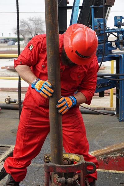 Oil Rig Worker with D3O 手套